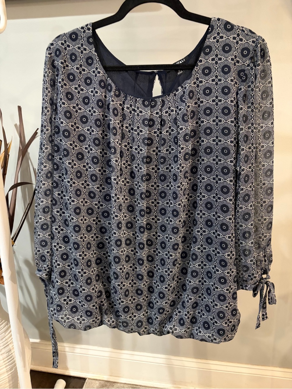 Roz & Ali Navy and White Patterned Tie-Sleeve Blouse size 1x